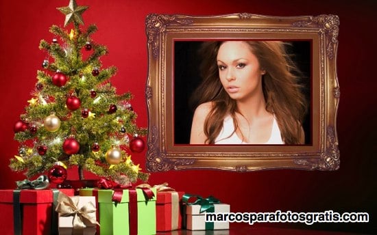 Marco de fotos junto a árbol de Navidad y regalos